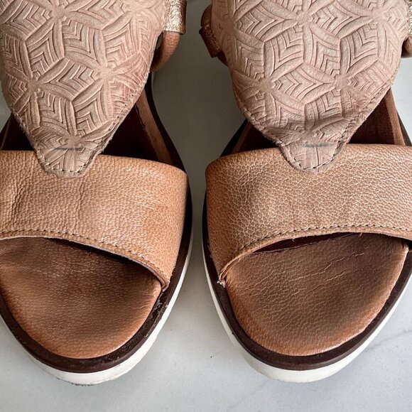 Mjus Woman's Tan Textured Leather Wedge Sandal Size 6 (36) - Picture 4 of 16